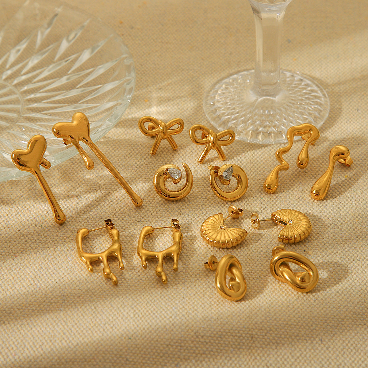 Pendientes de tuerca geométricos de corazón con lazo de acero inoxidable chapado en oro de 18 quilates irregulares de moda para mujer