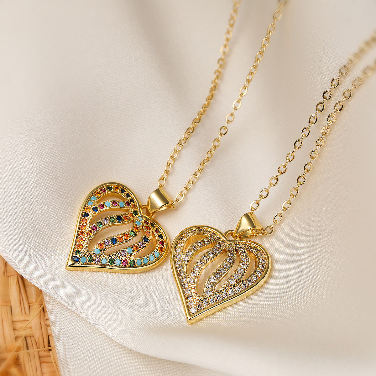 Collana con Ciondolo Minimalista a Cuore Cavo da Donna in Ottone Placcato Oro Vero e Zirconi