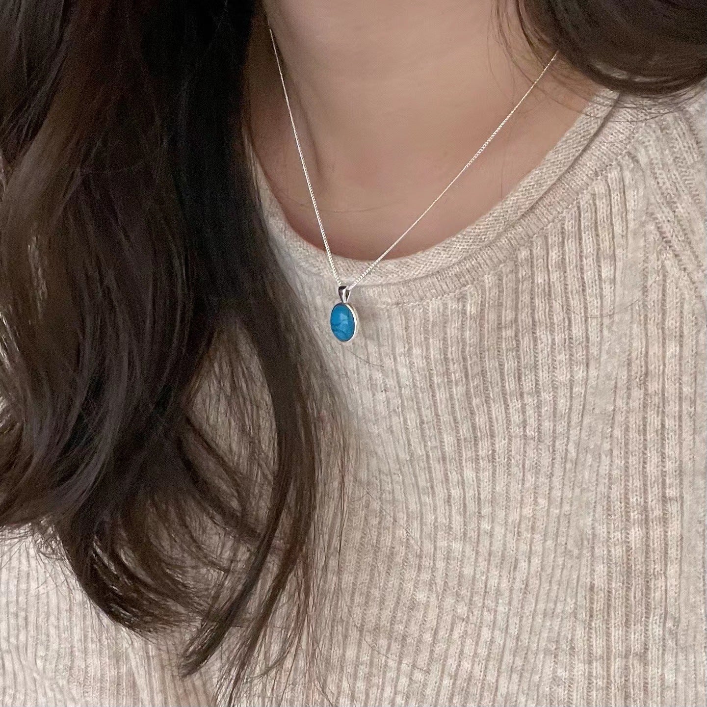 Collar con colgante geométrico minimalista de turquesa en plata de ley 925 con cadena de caja