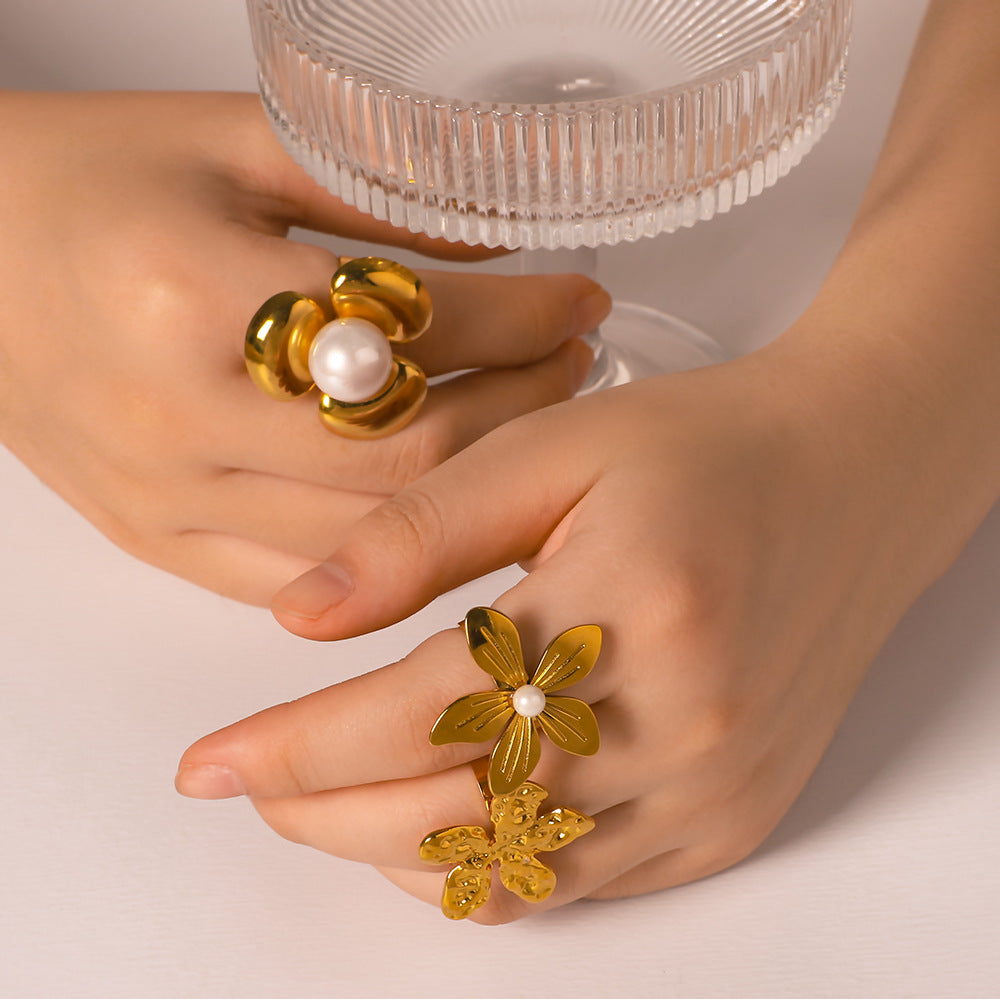 Anello in Acciaio Inox con Motivo Floreale Geometrico Stile INS, con Placcatura in Oro Sottovuoto, per Uomo e Donna