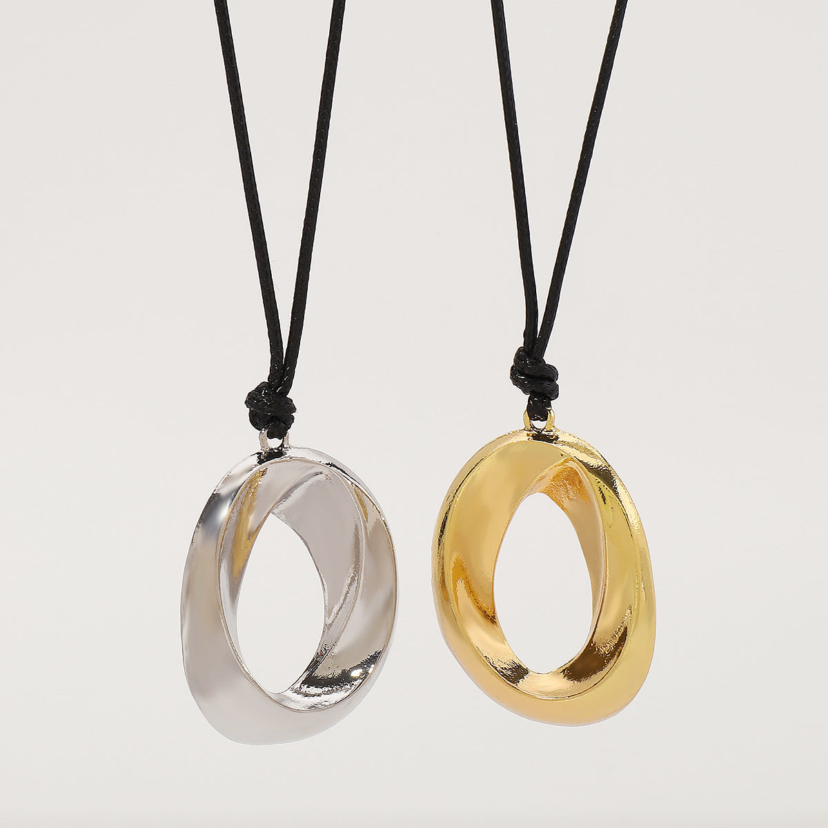 Orecchini a cerchio in metallo geometrici vuoti retrò dolci e audaci e collana con ciondolo in cordino di cera nera regolabile da donna