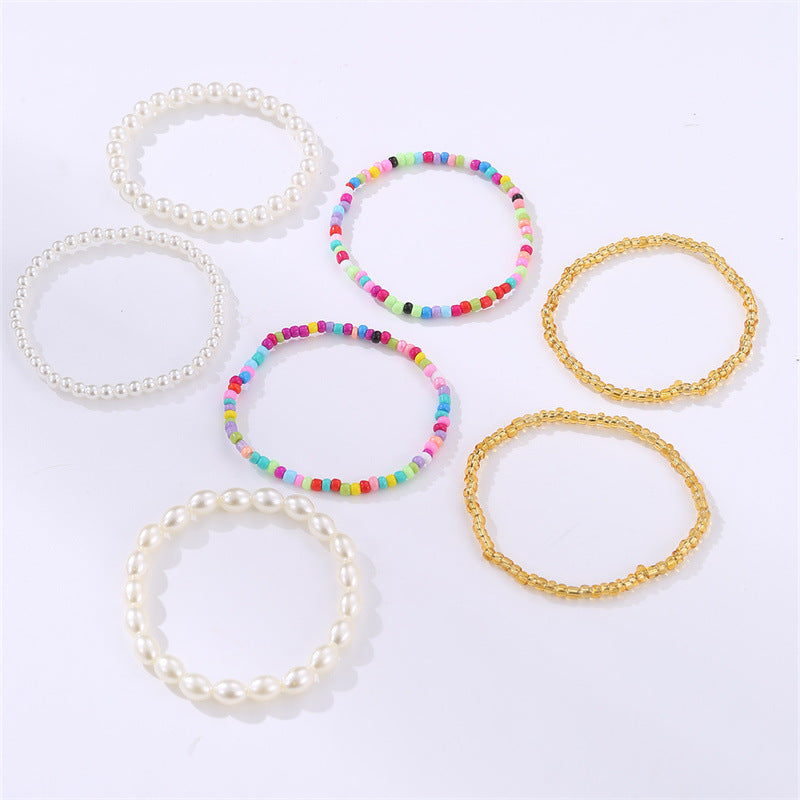 Braccialetto per bambini minimalista con perline di vetro a forma di foglia e inserti di perle e campanelli