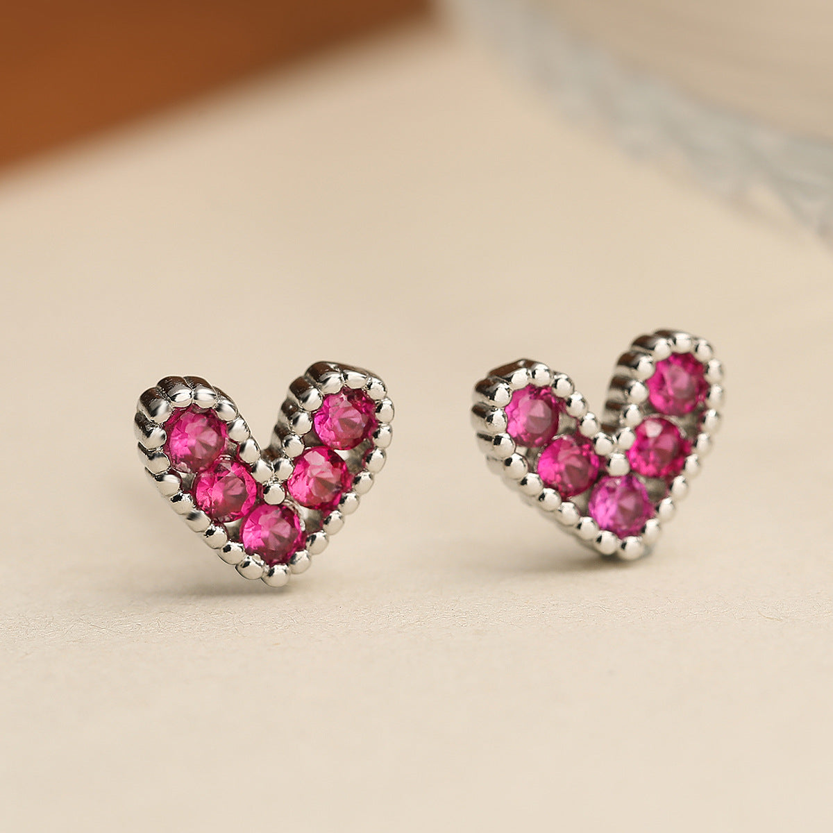 Orecchini a perno da donna minimalisti a forma di cuore, placcati in rame dorato e zirconi con incastonatura micro-pavé