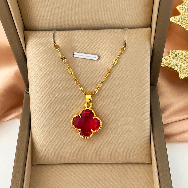 Collana da donna a forma di farfalla, in acciaio al titanio con finitura placcata e catena ondulata, dal design minimalista