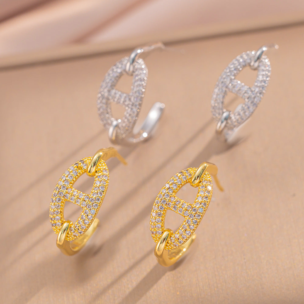 Orecchini a perno minimalisti a forma di naso di maiale in rame placcato oro 18 carati con intarsio completo di strass per donna