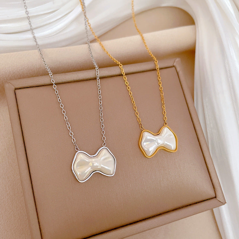 Collar minimalista con colgante de perlas con nudo de mariposa para mujer en acero de titanio con chapado en oro y delicada cadena de clavícula