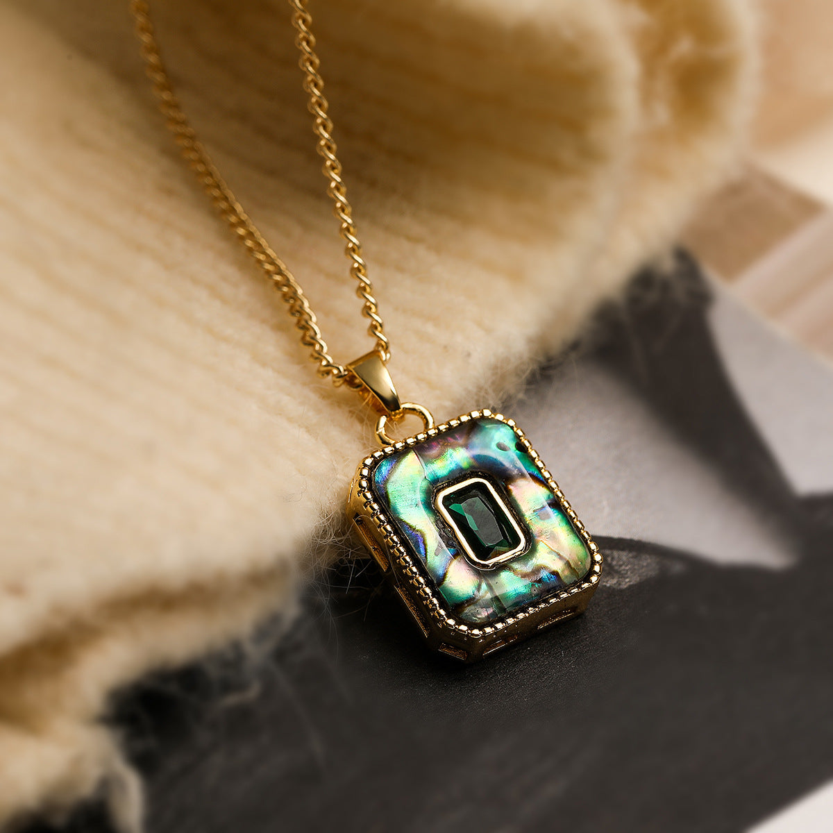 Collar colgante geométrico minimalista para mujer, base de cobre con baño de oro de 18 quilates, incrustaciones de concha y circonitas, cadena con relicario