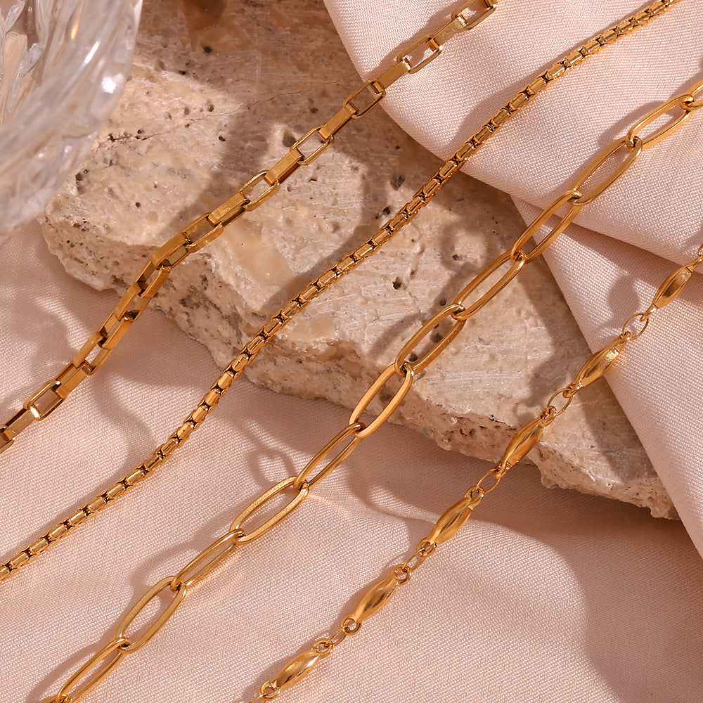 Cavigliera minimalista geometrica in acciaio al titanio placcata oro 18K con catena a scatola da donna
