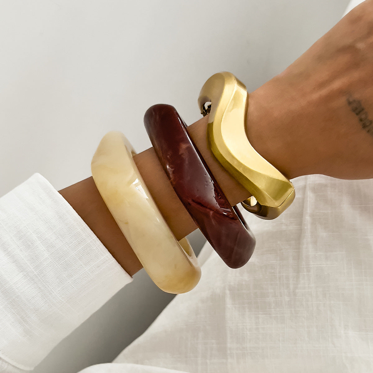 Pulsera de puño de metal geométrica irregular para mujer con acabado chapado y efecto ombré