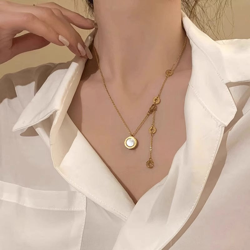 Collana con Pendente a Moneta Romana Bifacciale Nera Minimalista da Donna, Catena a Medaglione in Acciaio al Titanio con Forma Irregolare e Finitura Placcata