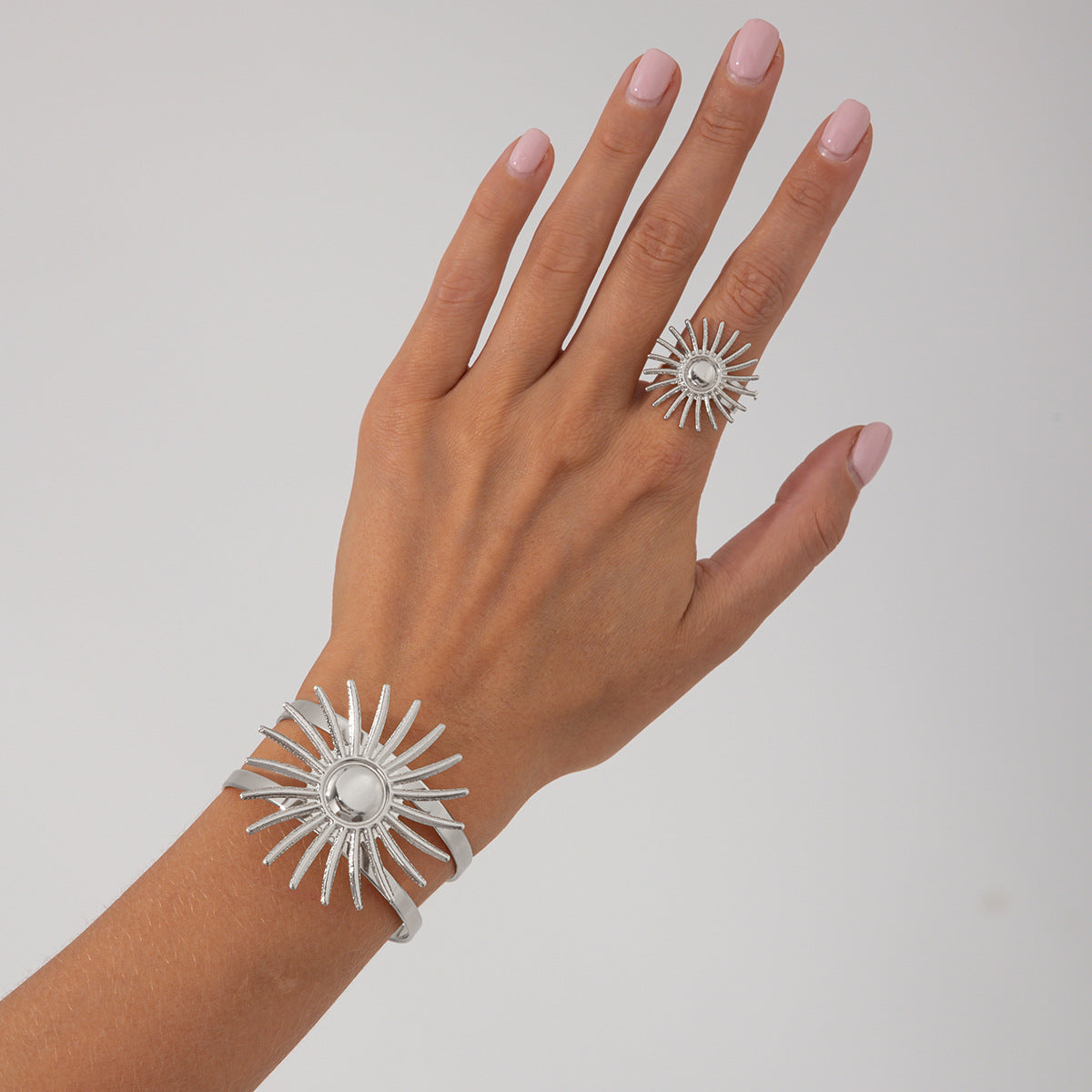 Pulsera de metal hueco con forma de sol de gran tamaño para mujer, con estilo étnico vintage y acabado galvanizado