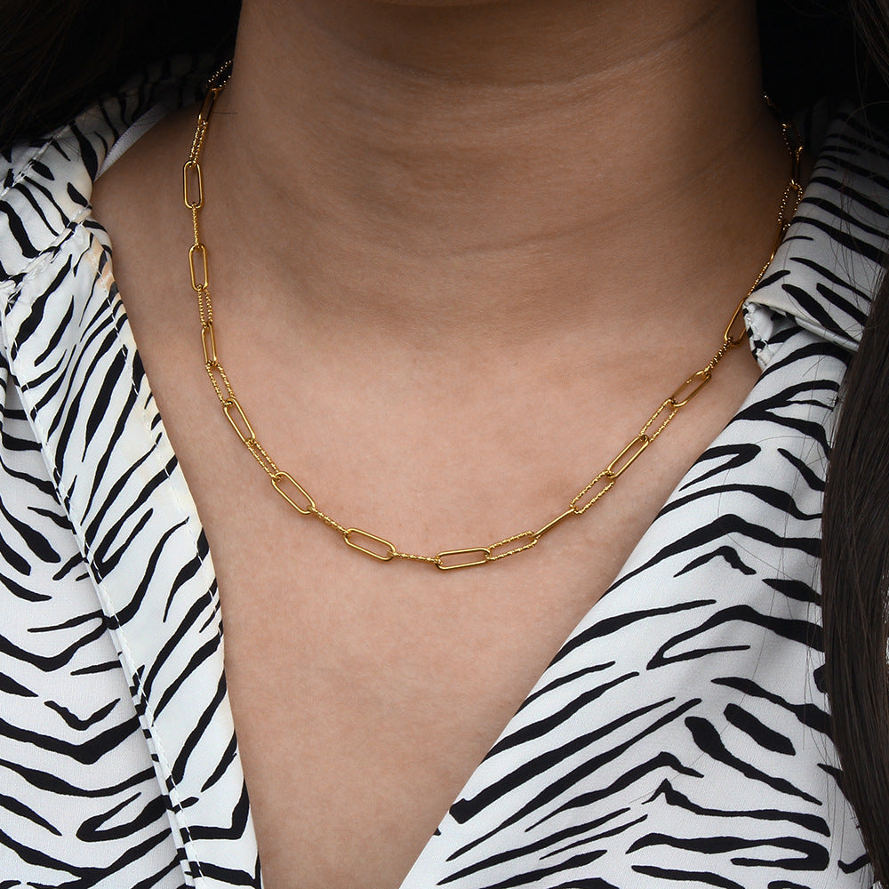 Collana girocollo alla moda con design geometrico in acciaio inossidabile, pendente in acciaio al titanio e finitura placcata per donna