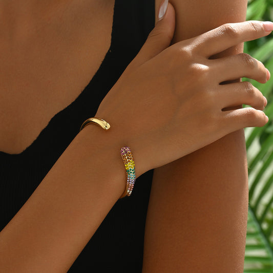 Pulsera de esclava abierta ajustable de lujo minimalista para mujer con incrustaciones de pedrería y diseño circular geométrico