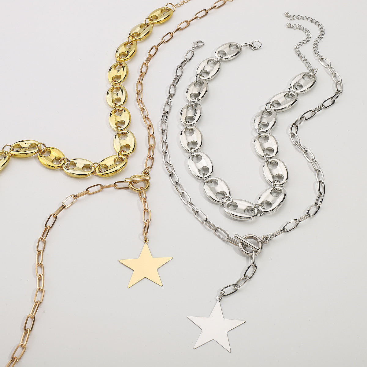 Collana con pendente geometrico minimalista a forma di stella da donna con catena in ferro galvanizzato e intarsio di strass