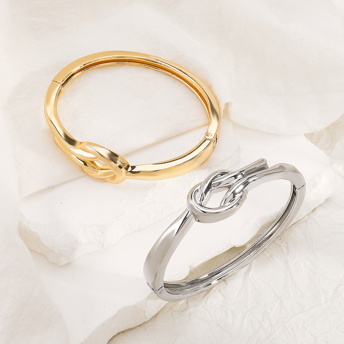 Pulsera minimalista de aleación geométrica con detalles de perlas simuladas