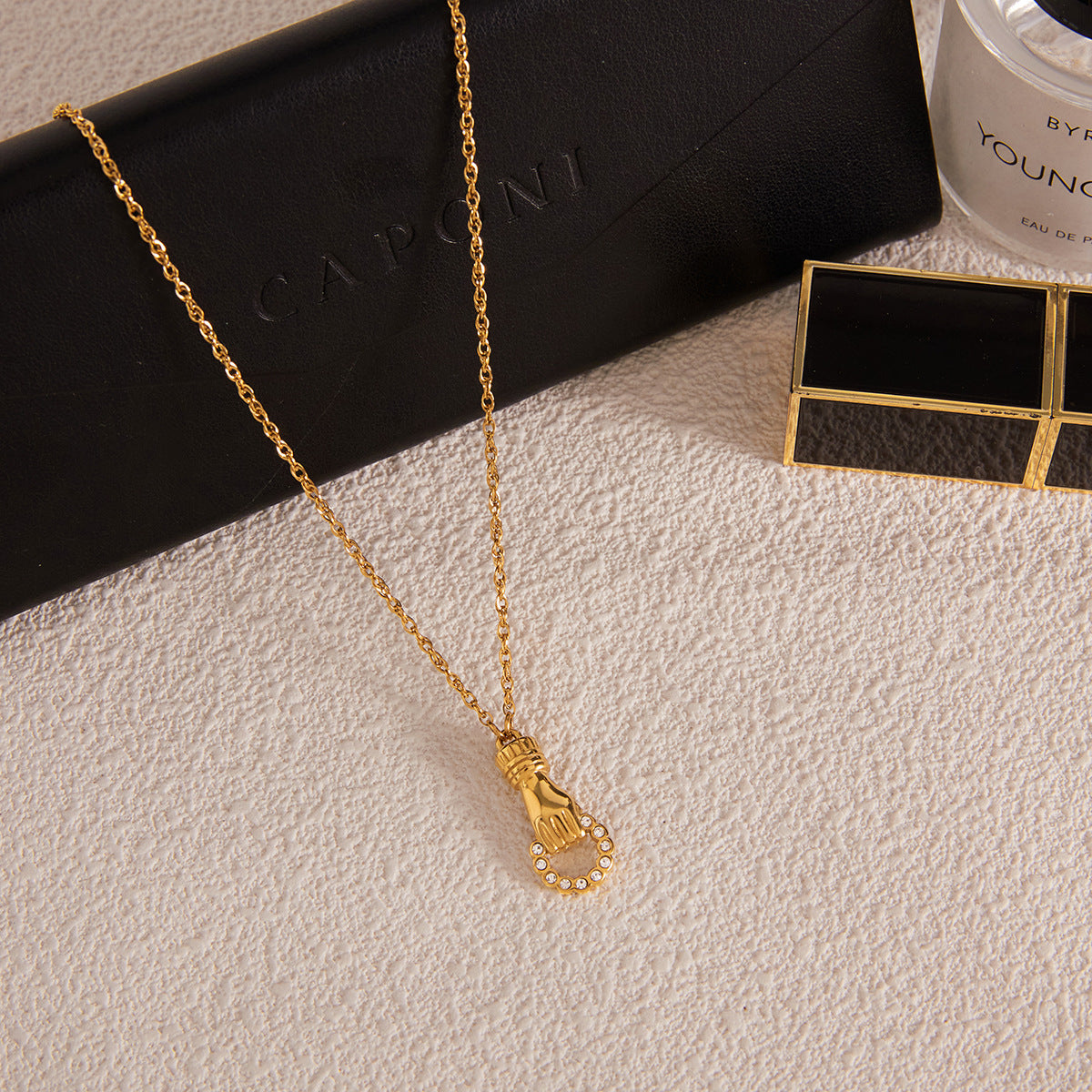 Collar de moda con dije geométrico en forma de mano para mujer en acero de titanio con incrustaciones de diamantes de imitación y baño de oro al vacío PVD