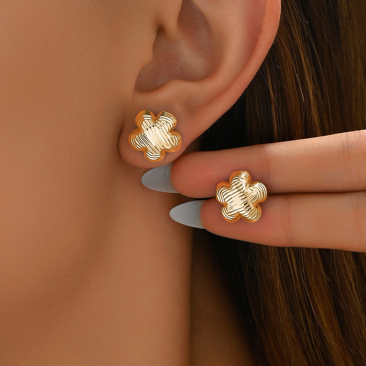 Elegantes pendientes florales para mujer con diseño de flor de ciruelo, tachuelas de cobre, postes de acero inoxidable electrochapado