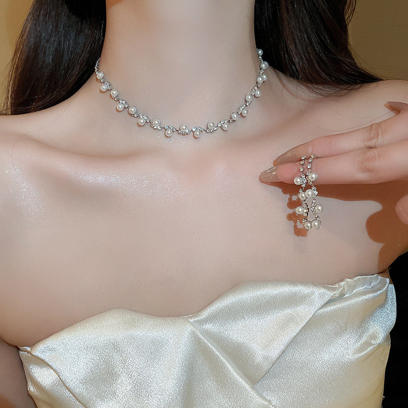 Elegante collar con colgante de lazo de diamantes de imitación y detalles de nácar perlado para mujer — Delicada cadena para clavícula en estilo de lujo minimalista y a la moda