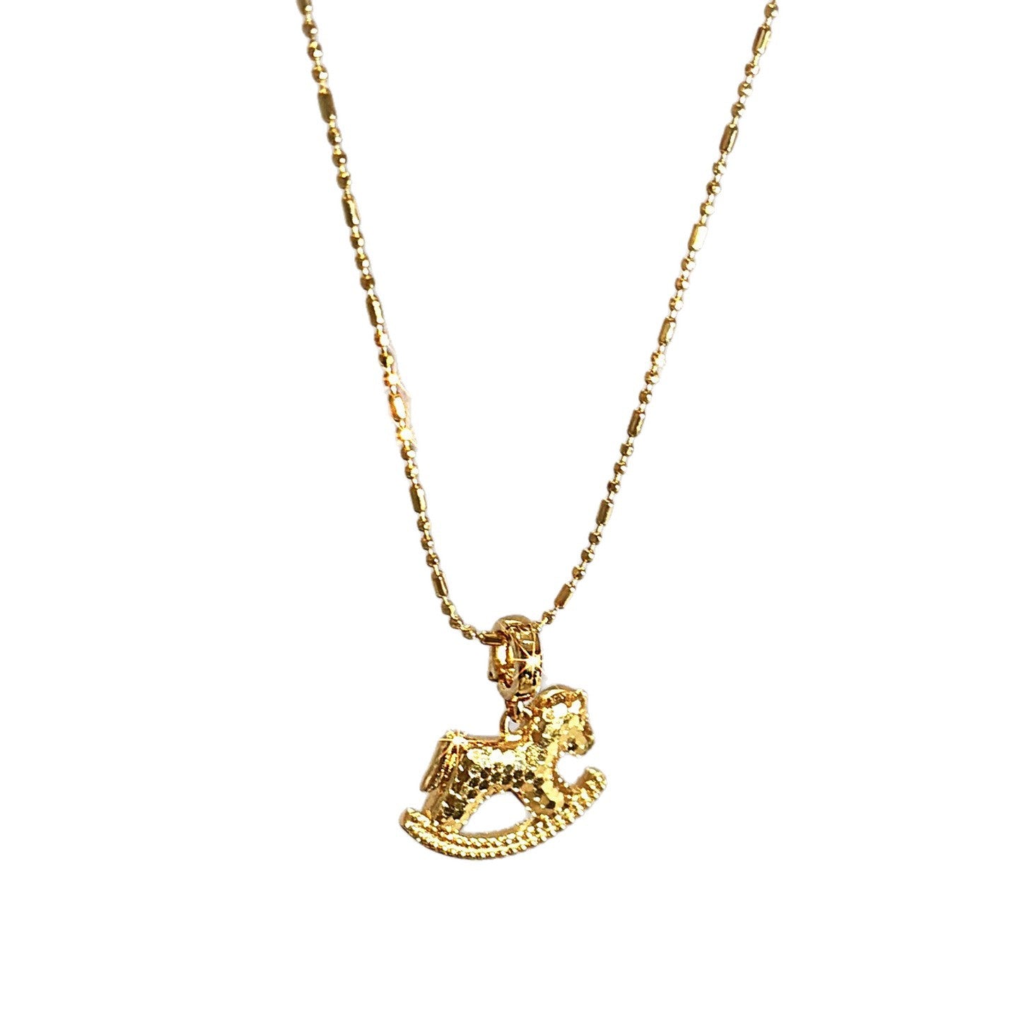 Collar con colgante de caballo minimalista de lujo para mujer en madera con chapado en oro de 18 quilates — Cadena para suéter de uso diario