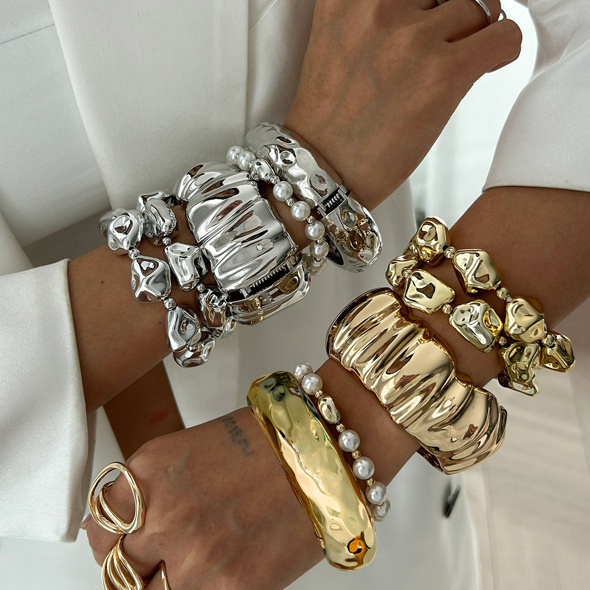 Bracciale da donna vintage con perline irregolari stropicciate in lega con finitura galvanizzata