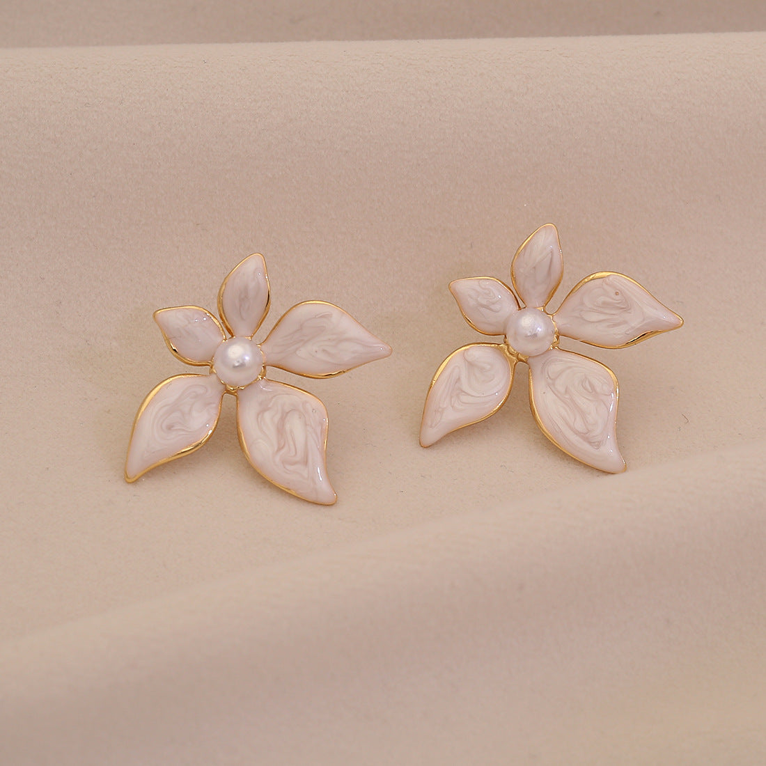 Orecchini a forma di fiore in acciaio inossidabile smaltato da donna con finitura effetto perla e stile fresco e dolce