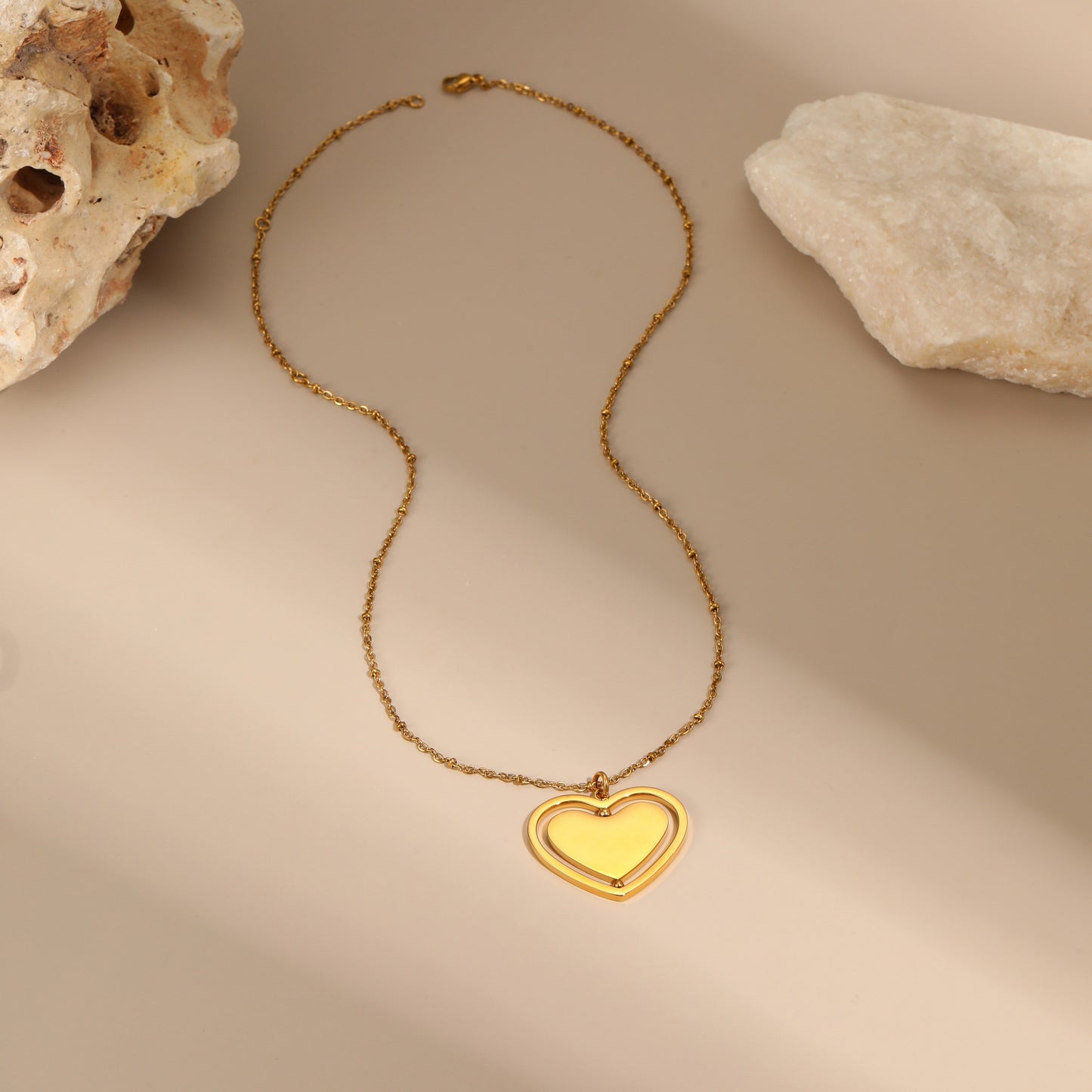 Collana con Ciondolo Rotante Inciso a Cuore Lucidato in Acciaio Inossidabile con Placcatura in Oro 18K per Donna