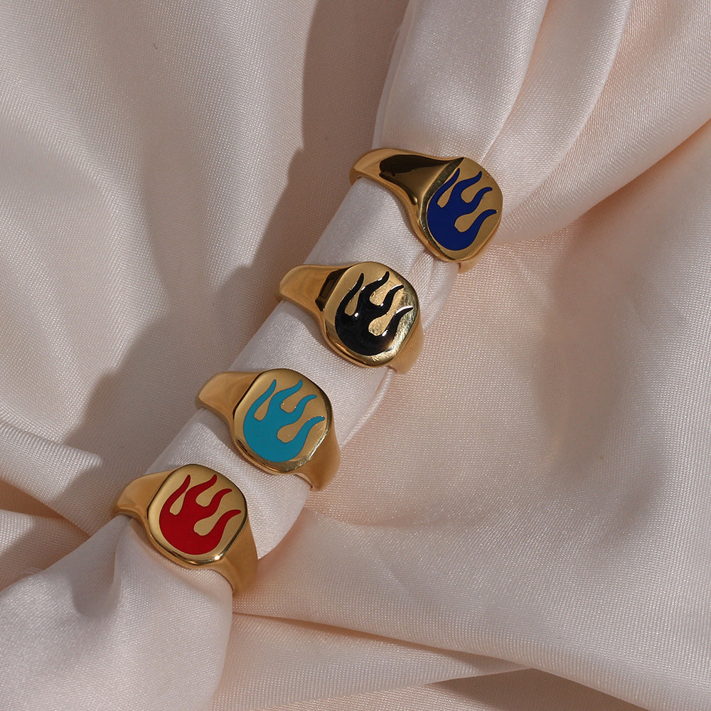 Anillo de mujer con diseño geométrico de llamas de inspiración vintage, hecho de acero inoxidable con baño de oro de 18K y detalles de esmalte