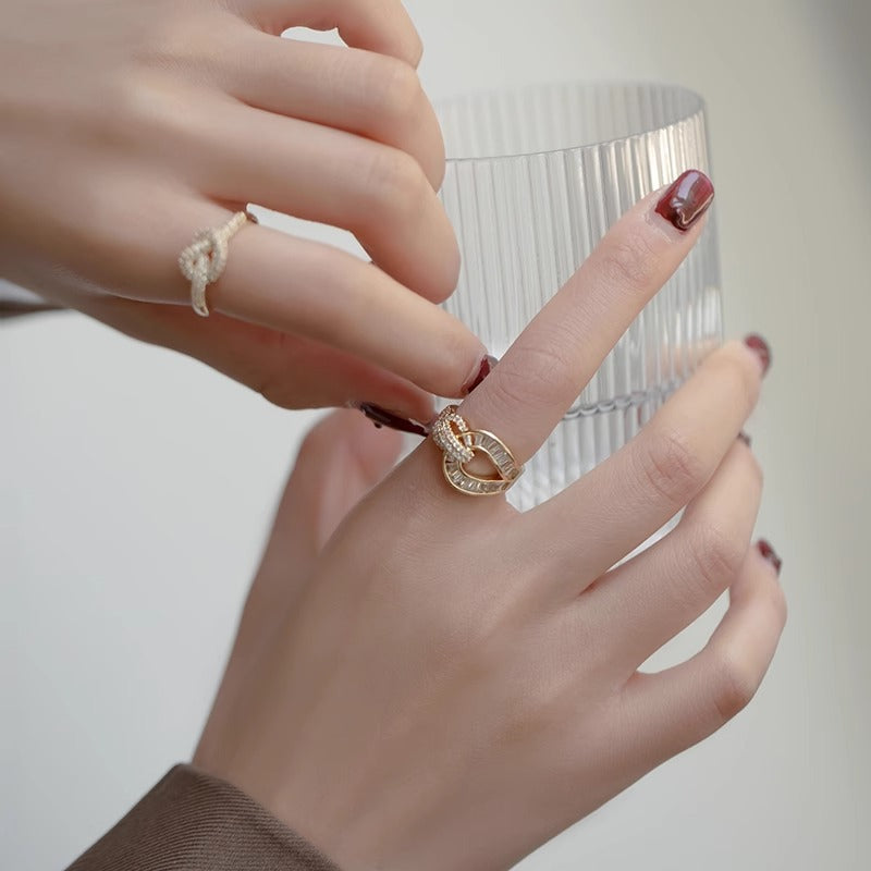 Anello Minimalista Aperto da Donna con Zirconi Micro-Incastonati su Base in Ottone Placcato Rodio
