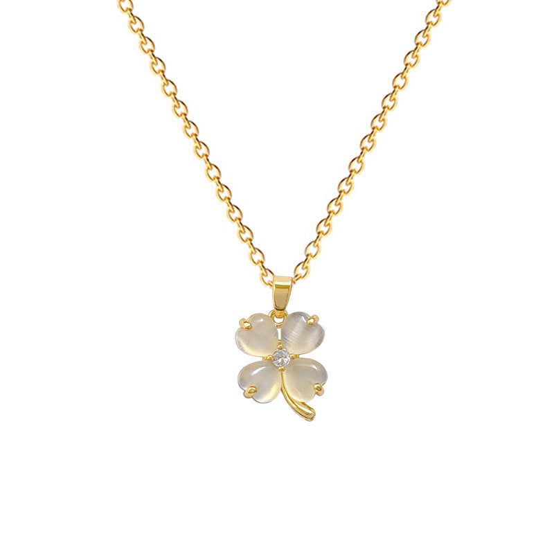 Collar con colgante de trébol estilo dibujos animados para mujer y hombre, de acero de titanio con incrustaciones de diamantes de imitación y delicada cadena para la clavícula