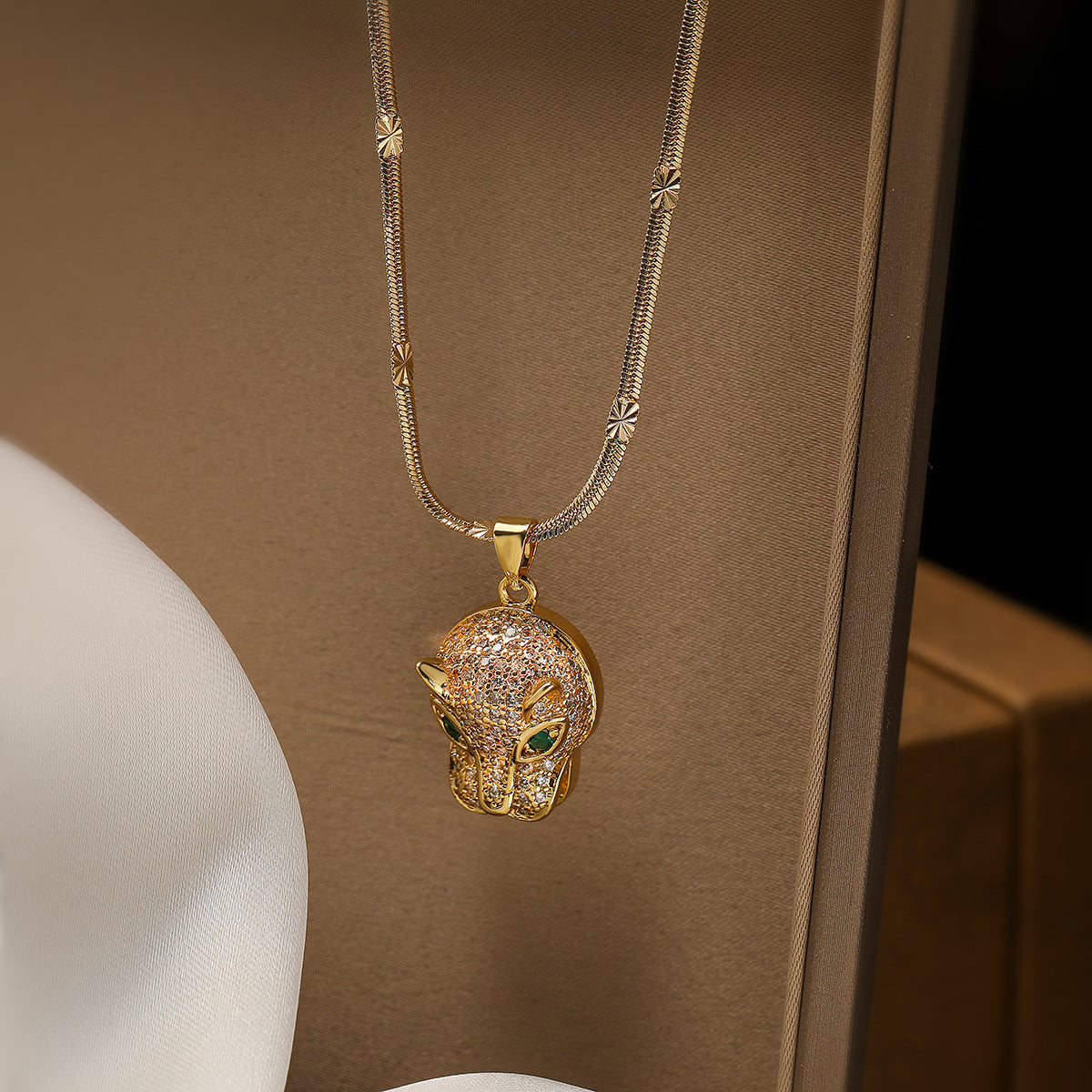 Minimalist Leopard-Shaped Pendant Necklace for Women with Copper Base and 18K Gold Plating, Zircon Inlay, Fashionable Clavicle Chain