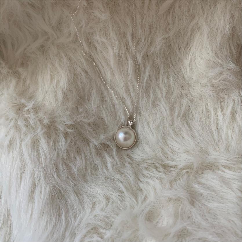 Minimalist Pearl Necklace in 925 Sterling Silver with Round Pendant, Elegant and Versatile Design