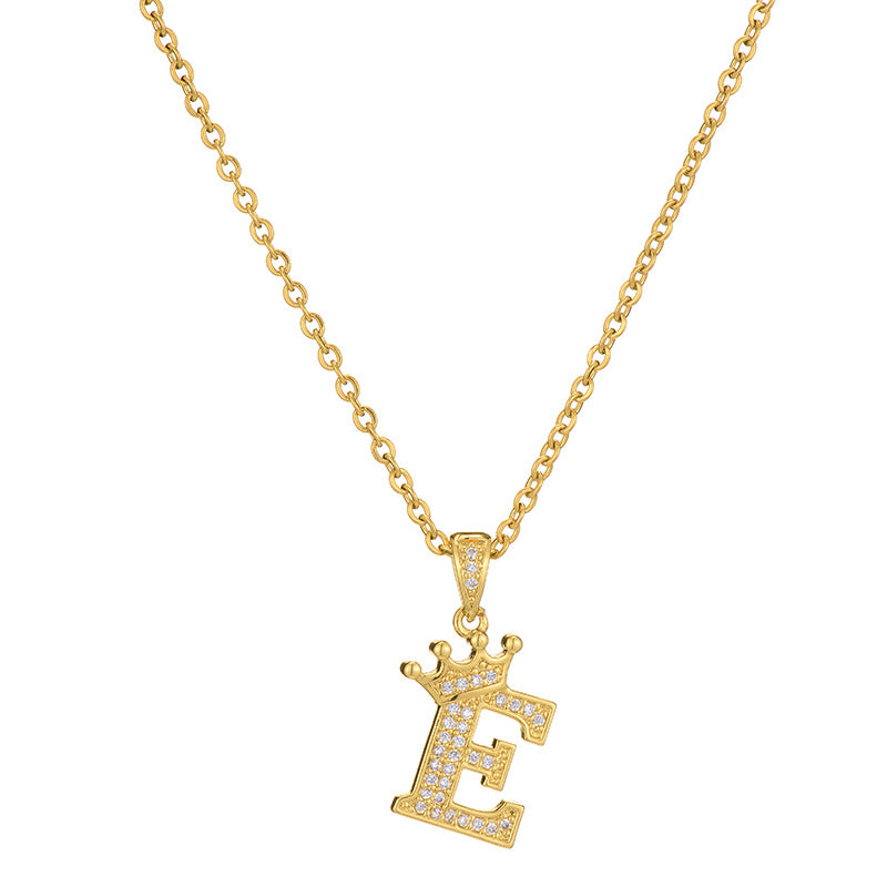 Collana da donna in acciaio inossidabile a forma di corona, minimalista, con zirconi cubici micro-pavé e charm a lettera