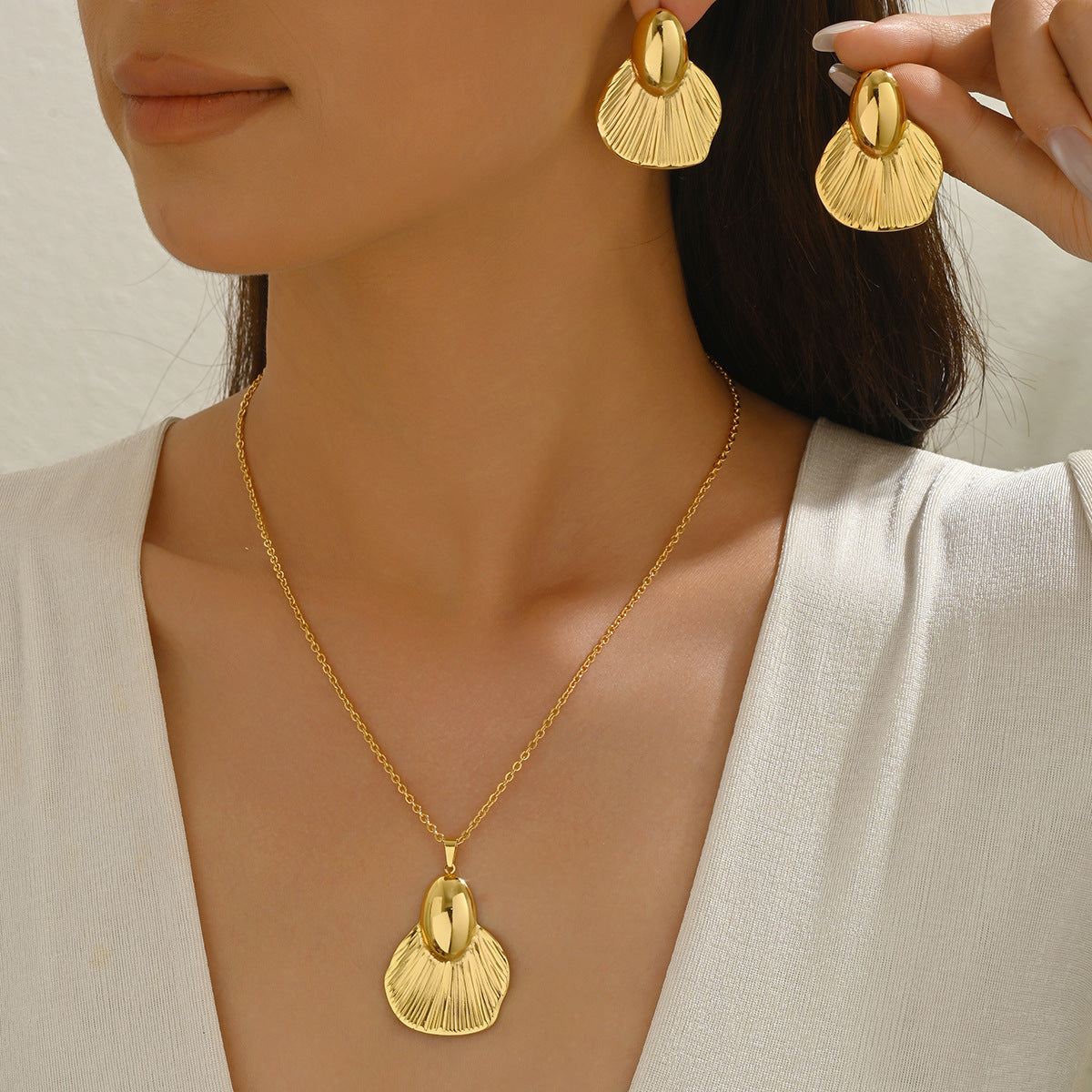 Set di collana e orecchini da donna in lega con texture floreale geometrica a foglia e finitura placcata