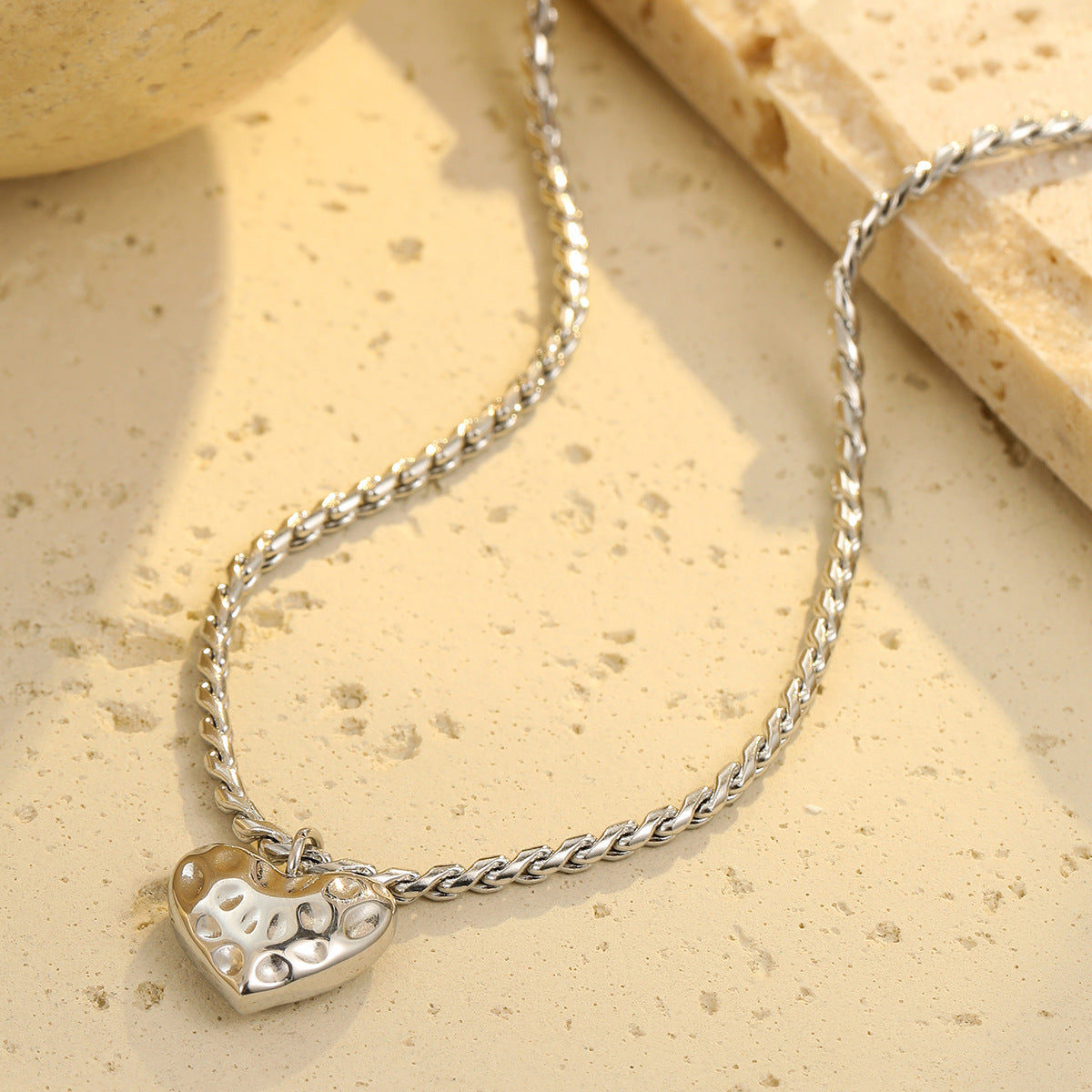Collar con colgante minimalista de corazón de acero inoxidable con baño de oro de 18 quilates para mujer