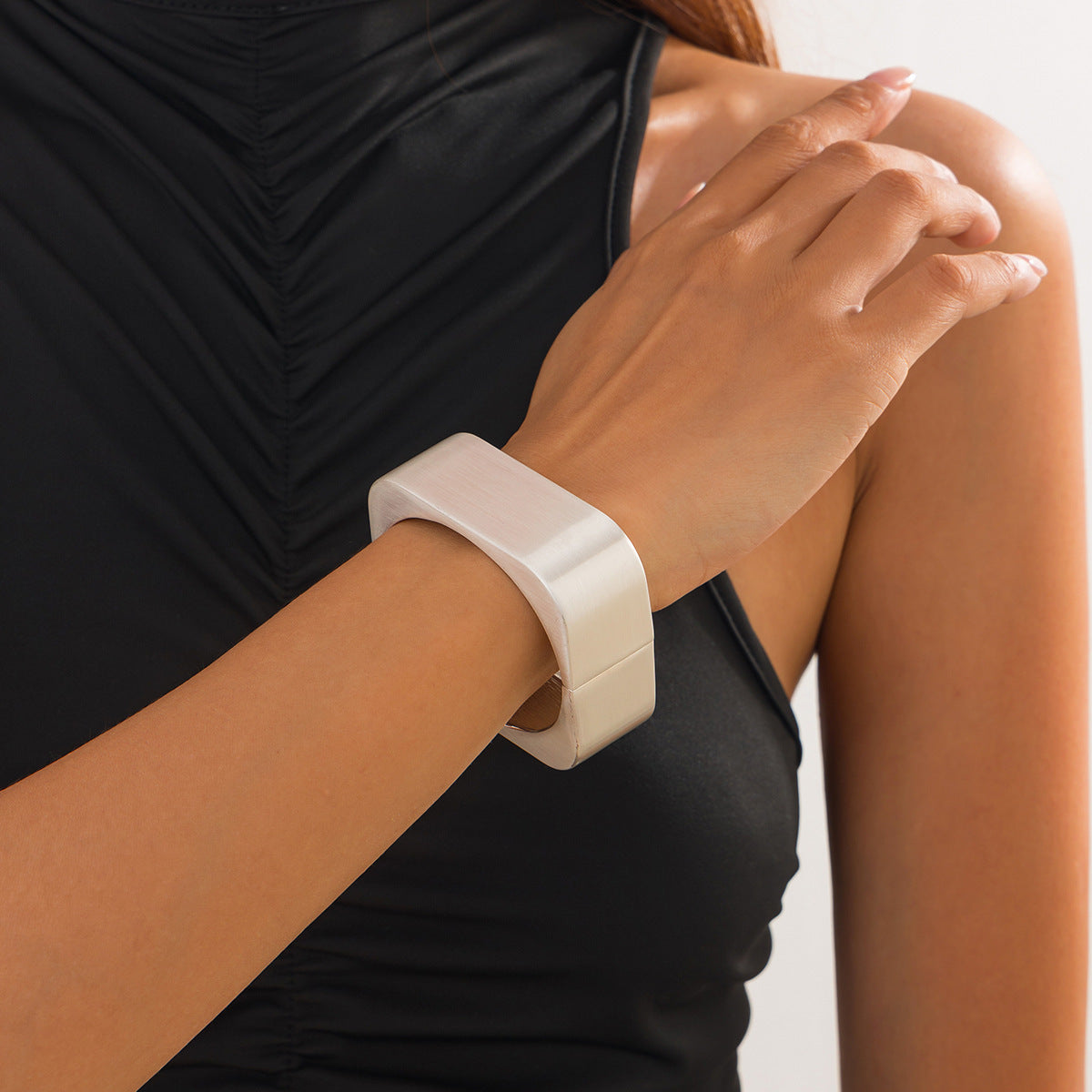 Pulsera cuadrada de metal retro para mujer con acabado chapado y diseño de resorte