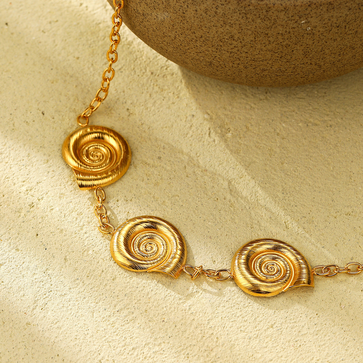 Collana con ciondolo a chiocciola a spirale alla moda in acciaio inossidabile con placcatura in oro 18 carati da donna