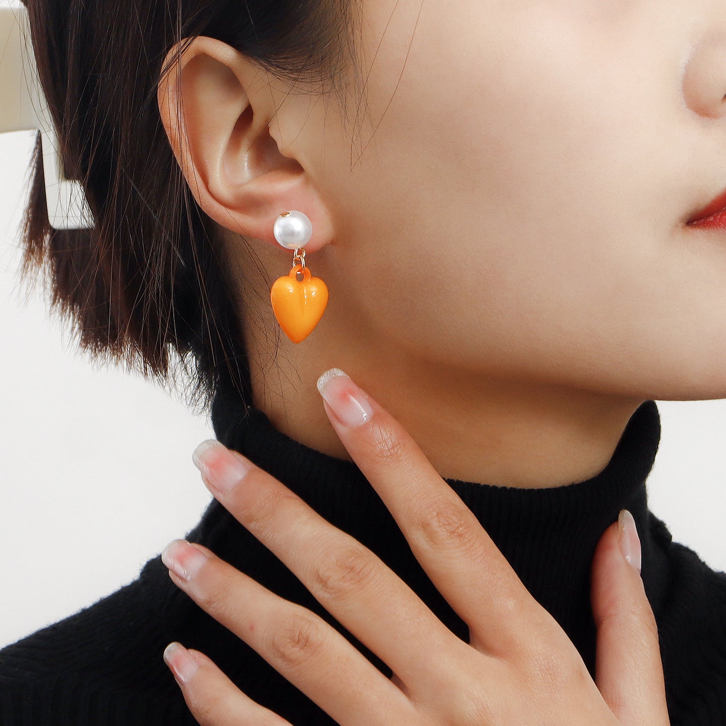Minimalist Heart-Shaped Alloy Ear Studs with Iridescent Pearl Accents for Women