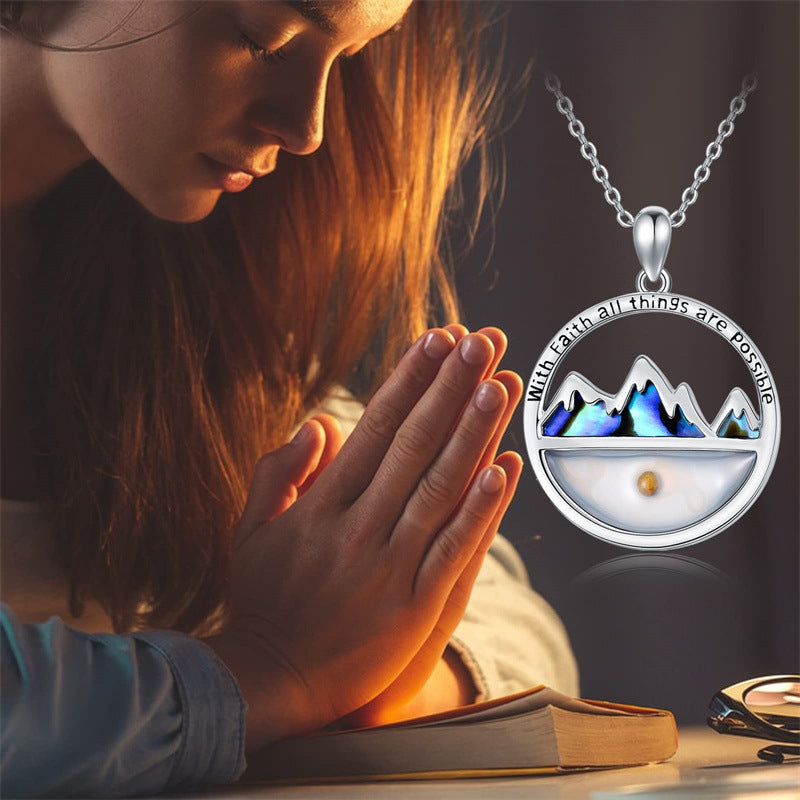 Collana con Ciondolo Rotondo a Collina Minimalista, Ispirata alla Fede, con Dettaglio Lettera in Acciaio Inossidabile e Acciaio al Titanio, Finitura Galvanizzata