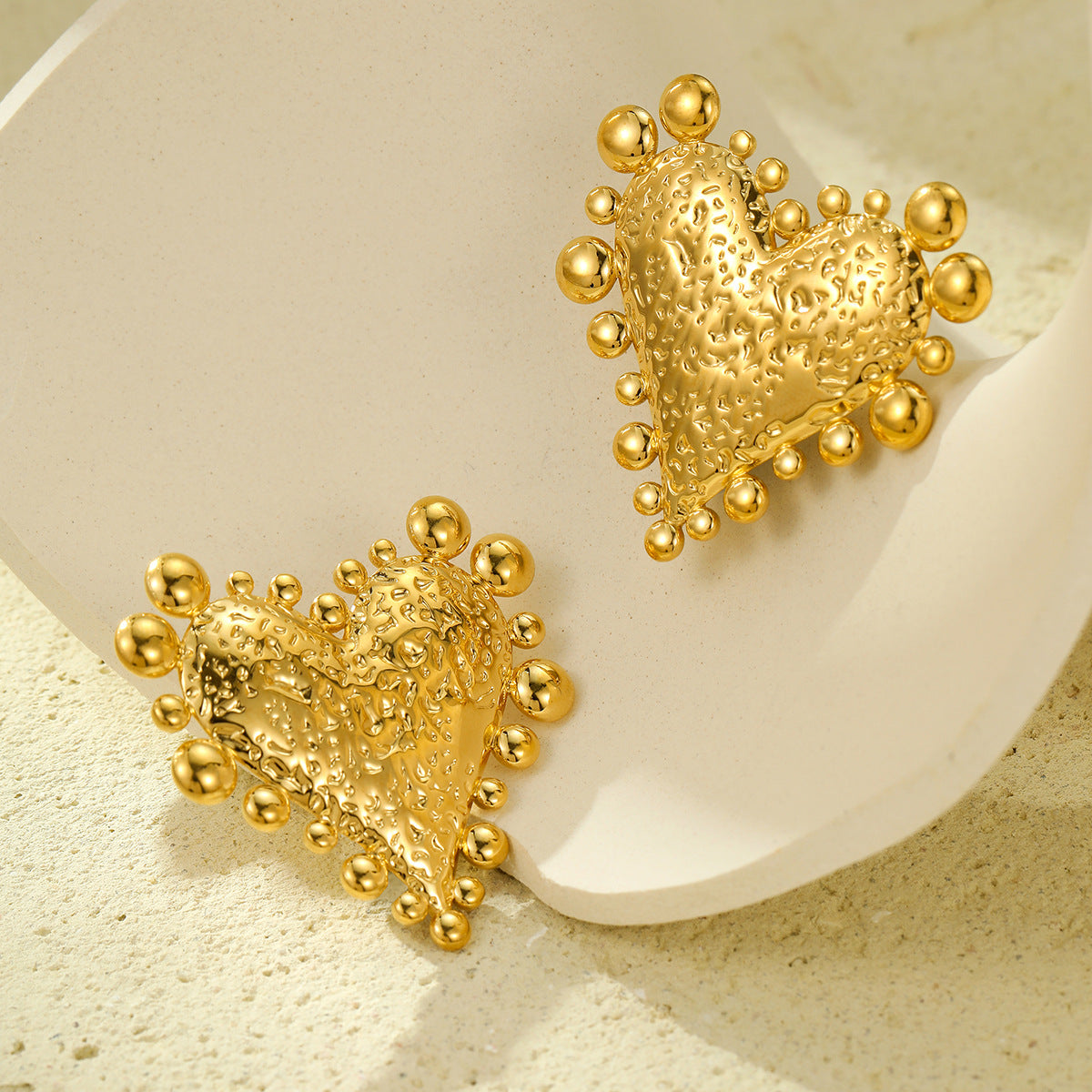 Pendientes de acero titanio con forma de corazón vintage, textura martillada y chapado en oro para mujer