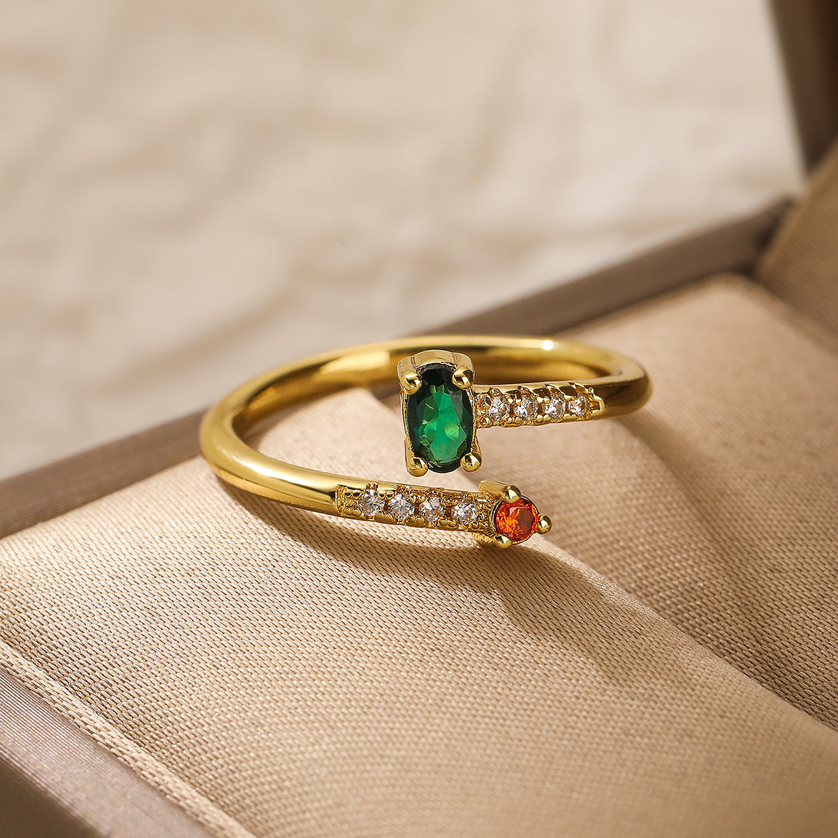 Anello Minimalista Geometrico in Rame con Placcatura in Oro 18K e Intarsio in Zircone per Donna Anello alla Moda Regolabile