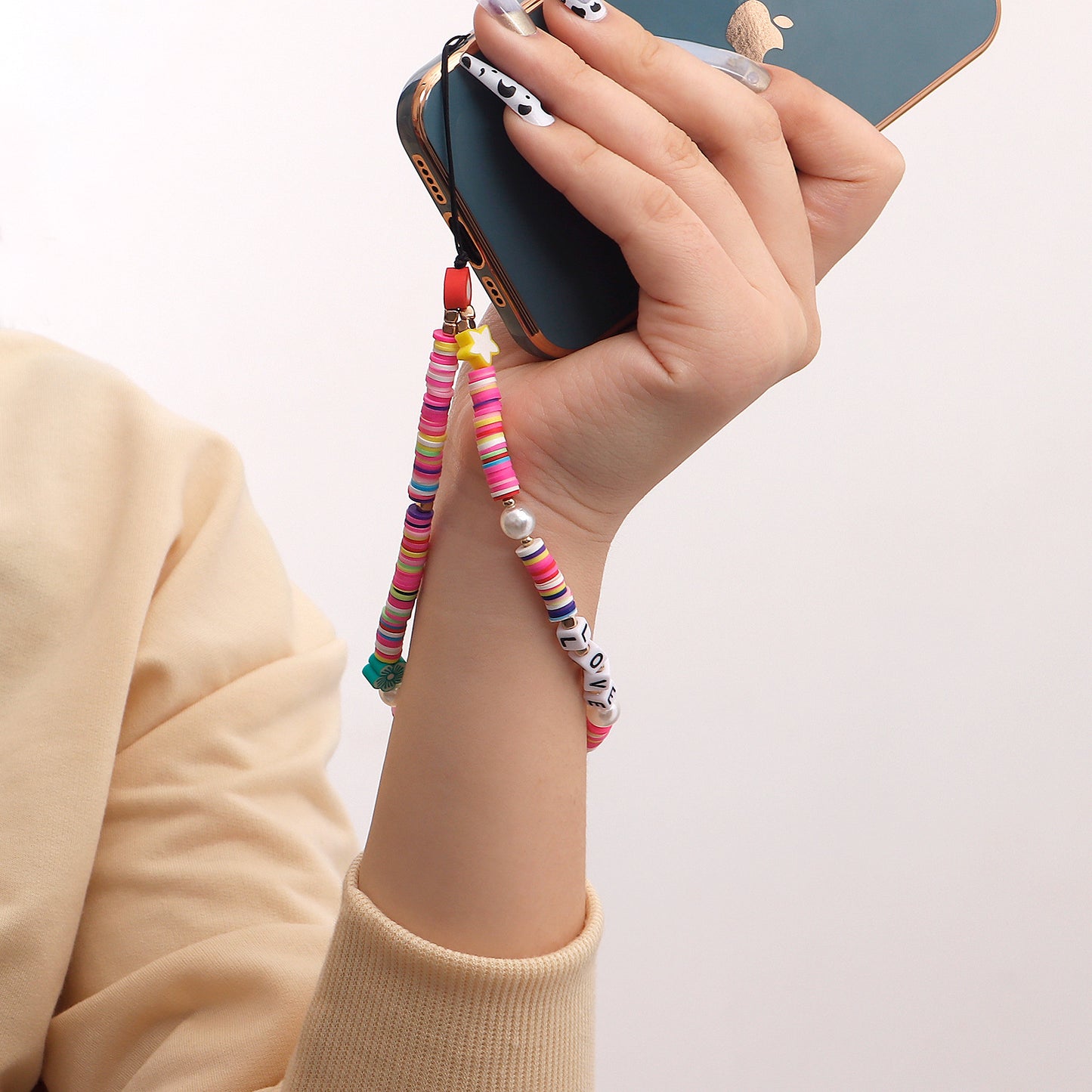 Elegante ciondolo per telefono da donna Chic LOVE Letter Evil Eye con corpo in lega e finitura galvanizzata, cordino per telefono intrecciato a mano