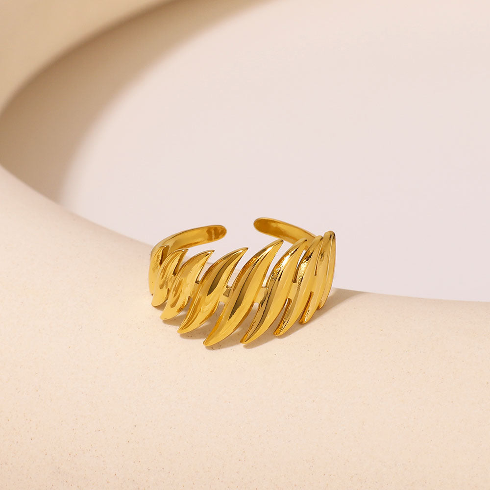 Minimalist Leaf-Shaped Titanium Steel Ring with 18K Gold Plating for Women and Men, Geometric Design, Cool-Tone Unisex Fashion Jewelry