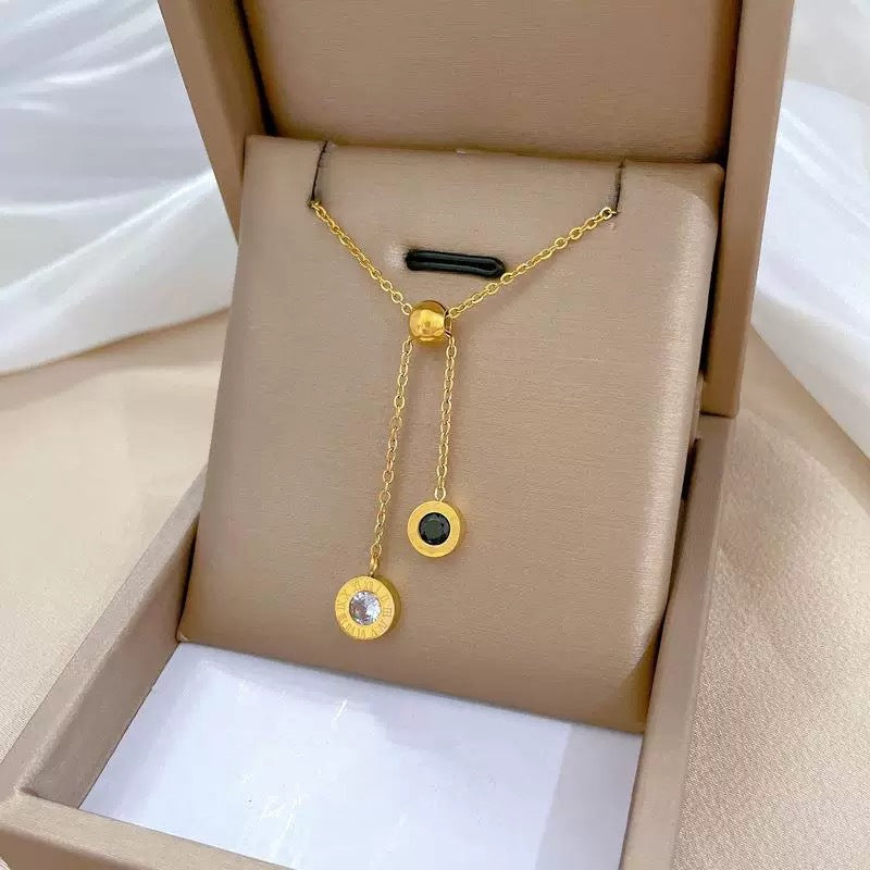 Collana con ciondolo geometrico minimalista da donna in acciaio al titanio con finitura placcata, accenti in zirconia bianca e nera, stile medaglione a strati