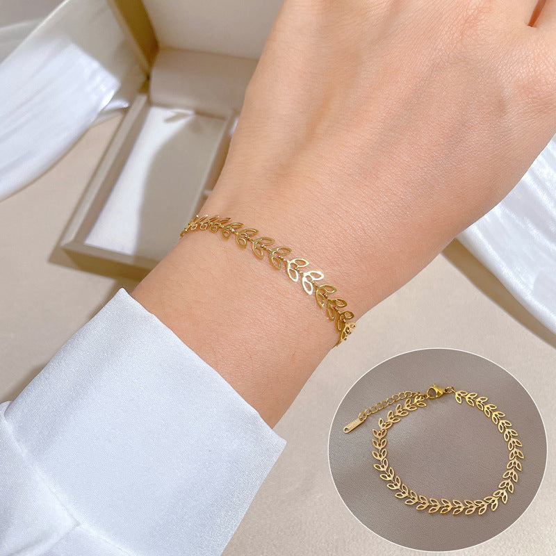 Minimalist Lucky Clover Bracelet for Women in Titanium Steel with Gold Plating and Wavy Texture