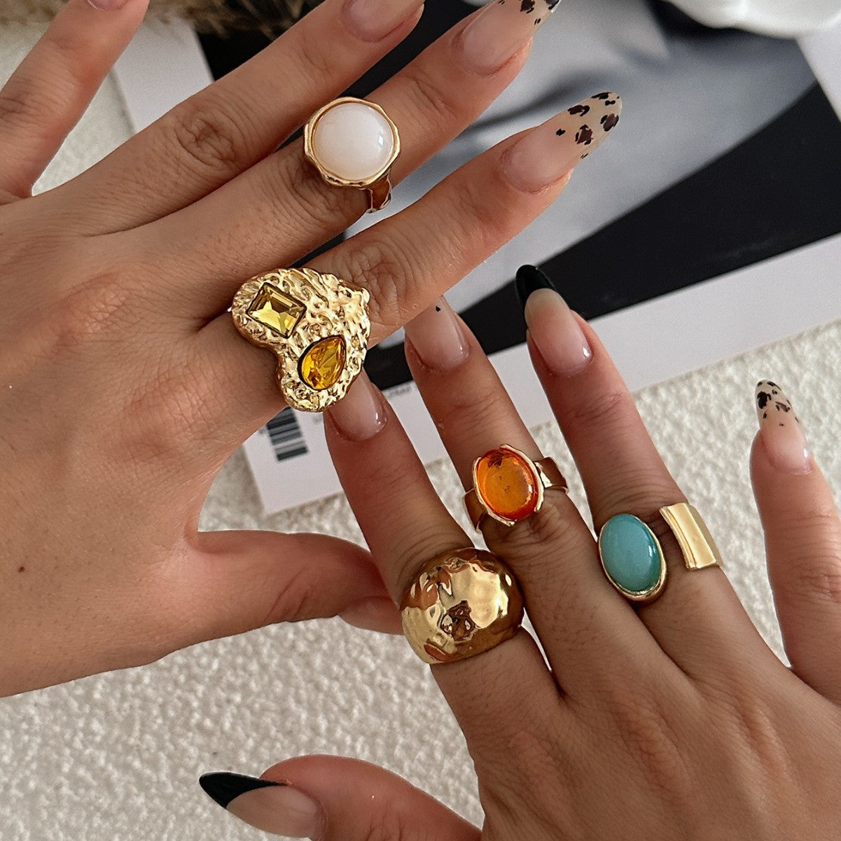 Anello di lusso in lega placcata con intarsio a cuore geometrico con strass e texture increspata da donna