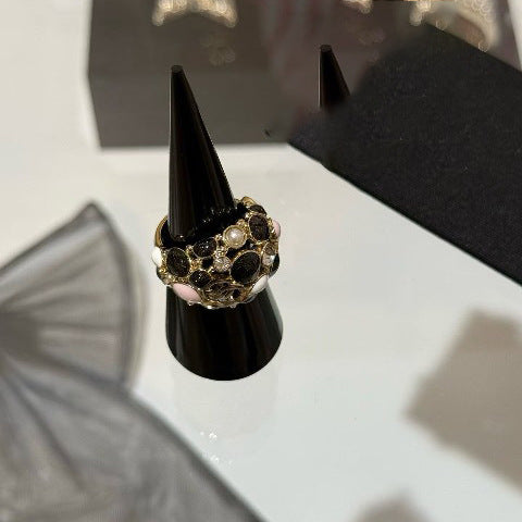 Anillo de letras de latón chapado en oro de lujo con perlas de esmalte de colores e incrustaciones de pedrería para mujer
