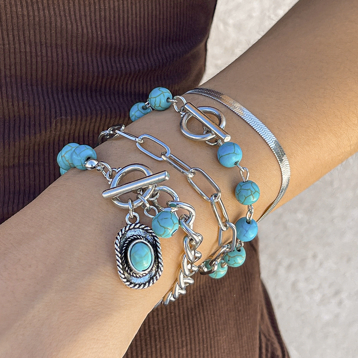 Set di bracciali asimmetrici unici da 4 pezzi con ciondoli a cappello da cowboy e croce, intarsi in turchese, gioielli placcati in lega di ottone di ferro per donna