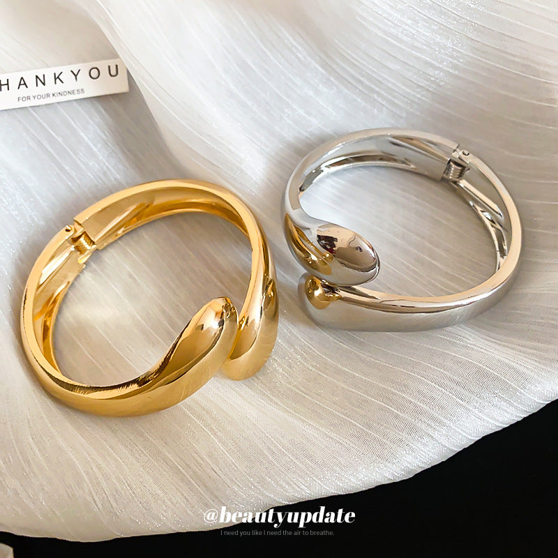 Bracciale rigido minimalista in metallo regolabile da donna con finitura placcata e sottile accento a goccia