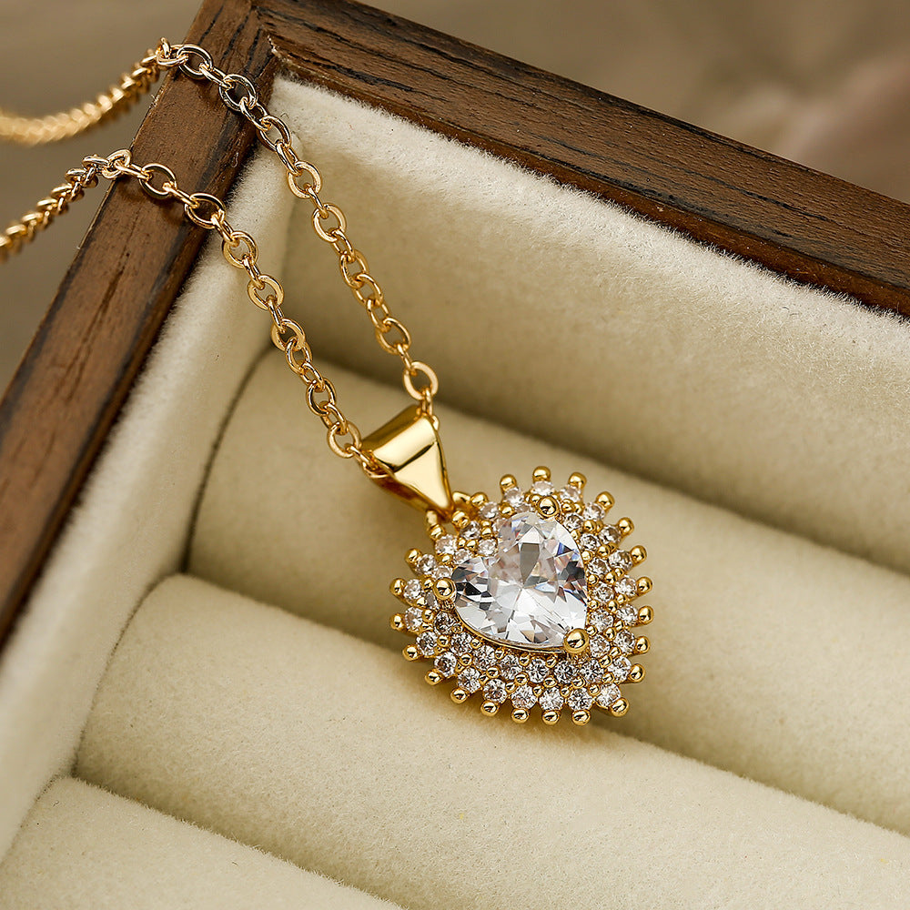 Elegante collana con pendente a cuore in zirconia in rame da donna con design geometrico minimalista e delicata catenina per clavicola