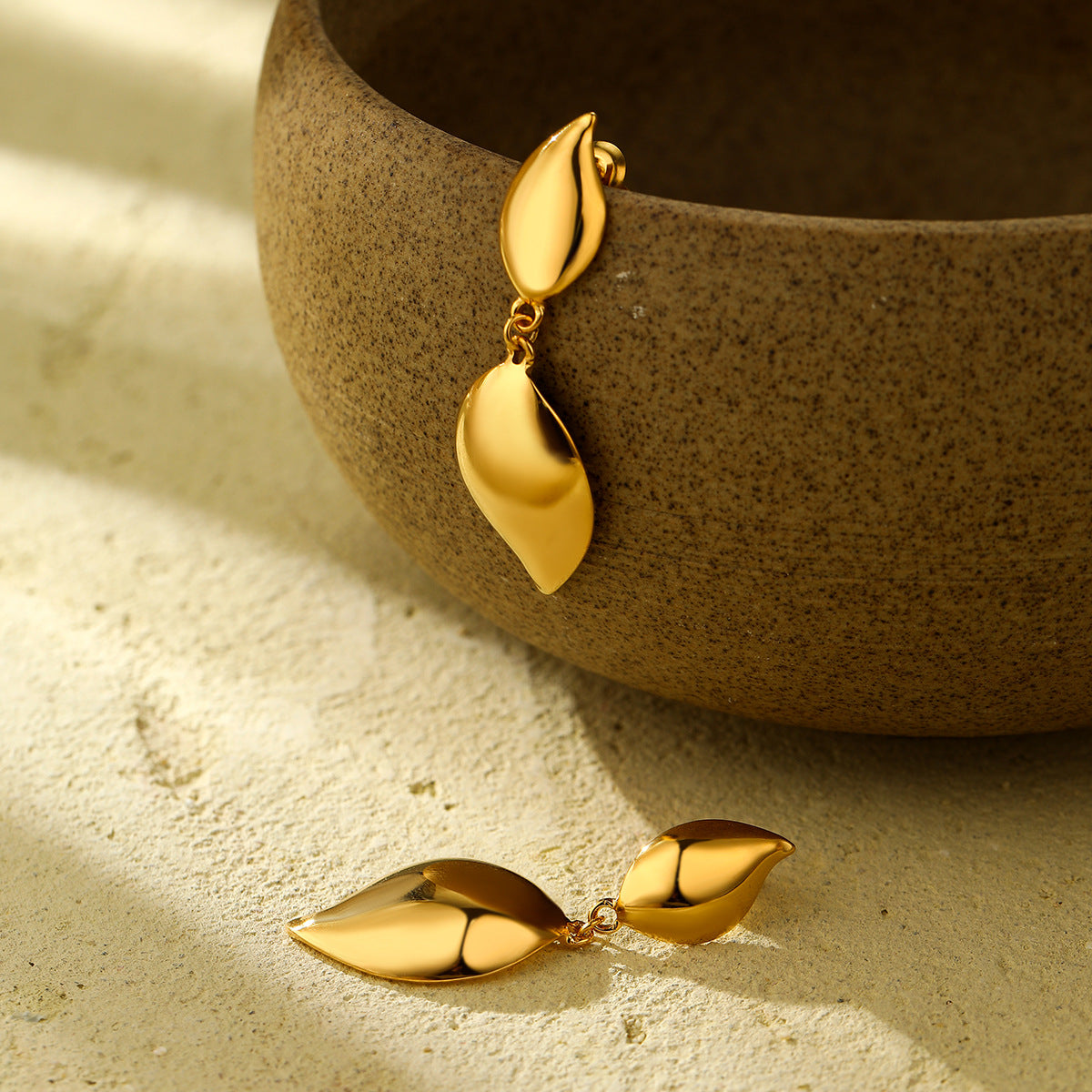 Pendientes minimalistas de acero de titanio con chapado en oro de 18 quilates, pendientes colgantes con forma de lágrima para mujer